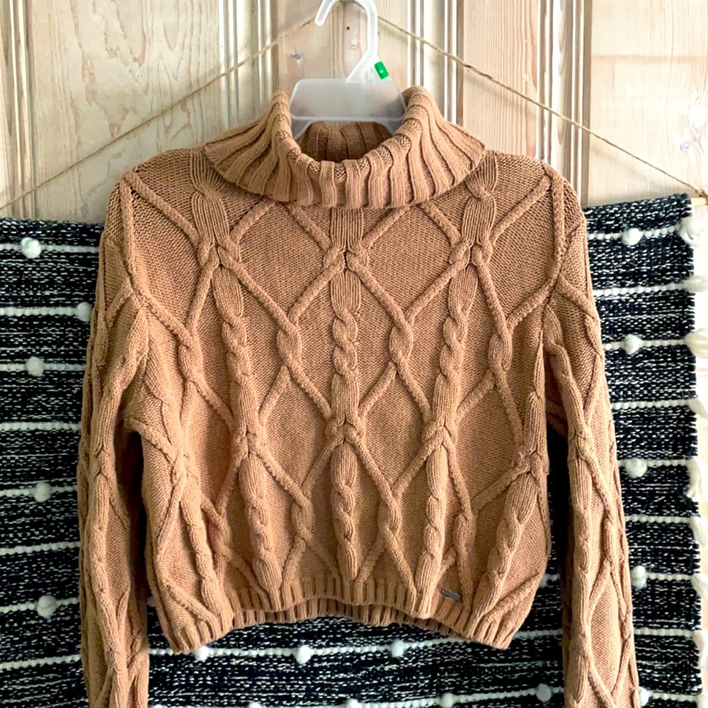 Hollister cropped cowl neck cable knit sweater S